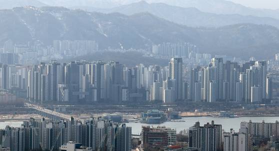 지난 1월 서울 전체 아파트 평균 가격이 역대 최고치를 찍었다. 강남권과 한강벨트 같은 '1급지' 지역의 가격 상승이 전체 아파트 가격을 끌어올린 것으로 보인다. 사진은 3일 서울 중구 남산에서 바라본 서초·강남권 아파트 일대. 뉴스1