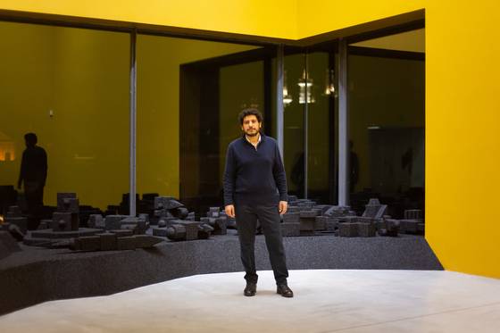 이집트 알렉산드리아와 미국 필라델피아를 오가며 활동하는 와엘 샤키(54). 카셀 도큐멘타, 뉴욕 MoMA PS1 등에서 전시했다. 사진 바라캇 컨템포러리