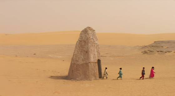 사막의 전통 흙집에서 베두인족 아이들이 계속해서 들어갔다 나오기를 반복하는 영상 '텔레마치 쉘터'(2008). 다른 문화와의 충돌을 그렸다. 사진 바라캇 컨템포러리