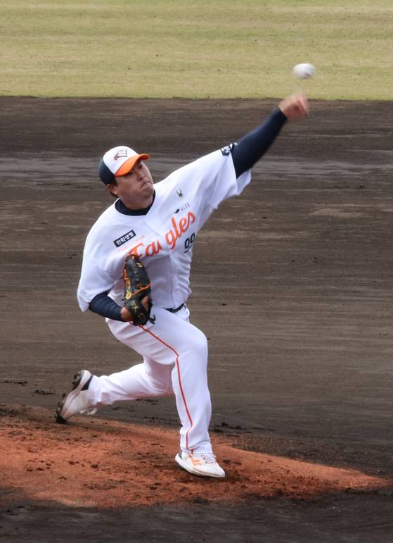 오키나와 캠프 연습경기에서 역투하는 류현진. 연합뉴스