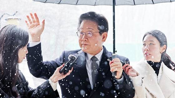 이재명 민주당 대표가 4일 '대장동 배임 및 성남FC 뇌물' 사건 1심 공판에 출석했다. 연합뉴스