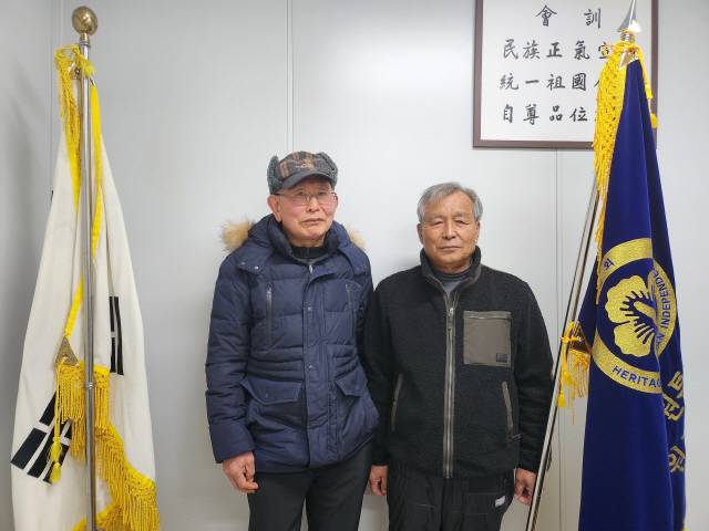 ▲ 박봉수 지사의 손자인 박장원(왼쪽)씨와 탁영의 지사의 아들 탁연한 광복회 원주연합지회장.  최현정