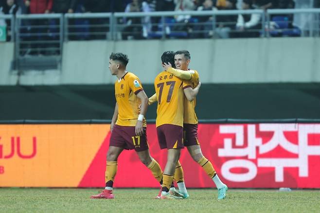 ▲ '하나은행 K리그1 2025' 3라운드 FC안양과의 홈 경기에서 포옹하는 아사니와 오후성 [광주FC]&nbsp;