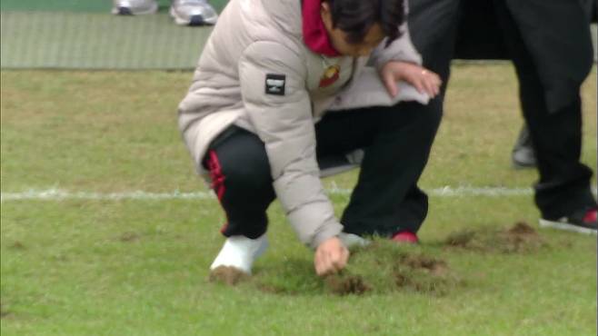 지난 3일, 서울월드컵경기장에서 열린 김천과의 2라운드에서 FC서울 김기동 감독이 논두렁 잔디를 들어올리고 있다.