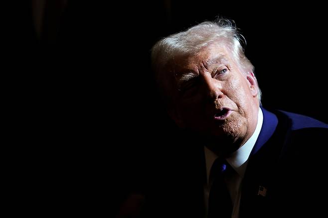 도널드 트럼프 미국 대통령이 지난 14일(현지시간) 백악관에서 행정명령에 서명한 후 발언하고 있다. 로이터연합뉴스