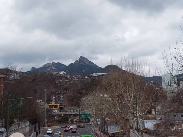 에이엘티 AT-M140S 후면 카메라 2배 줌으로 같은 위치에서 북한산을 촬영했다. 정옥재 기자