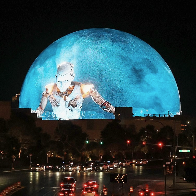 CES 2025 개막을 하루 앞둔 지난 1월 6일 오후(현지시간) 미국 네바다주 라스베이거스 ‘스피어’(Sphere) 외벽 미디어파사드에 로봇이 세상을 바라보는 영상이 상영되고 있다. [사진출처 = 연합뉴스]