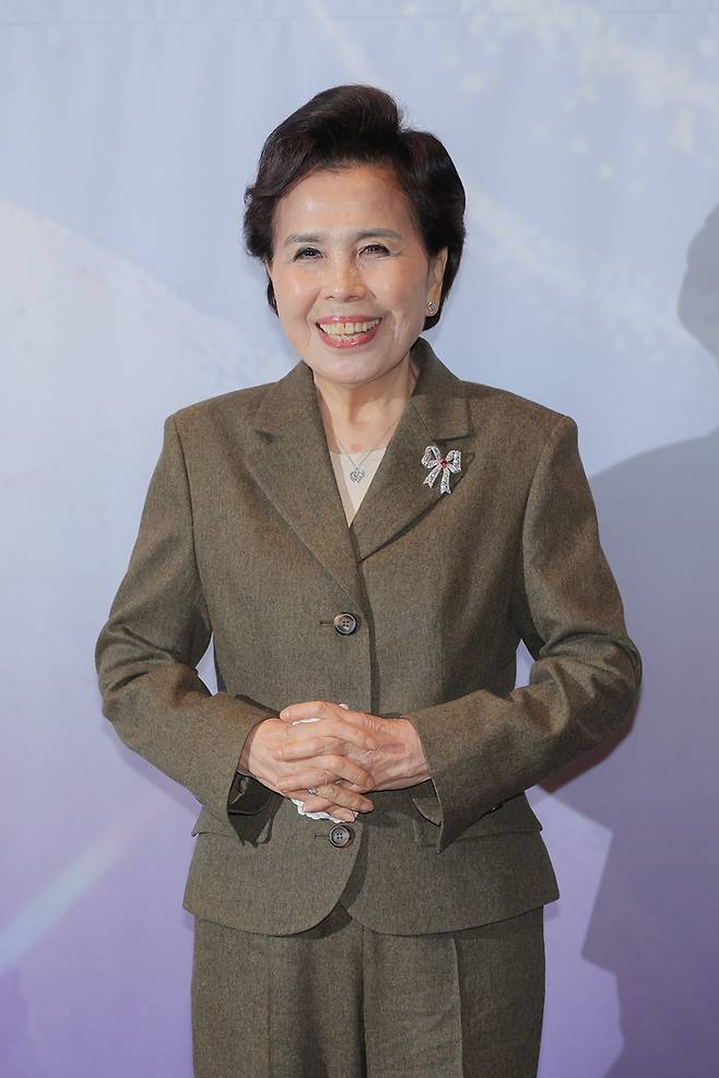 가수 이미자가 4월 26~27일 세종문화회관 대극장에서 가수 활동의 고별 무대인 전통가요 헌정공연 ‘맥을 이음’을 연다고 5일 밝혔다. 이미자는 이날 “시대의 애환을 대변한 전통가요를 기억해달라”고 힘줘 말했다. 사진제공=쇼당이엔티