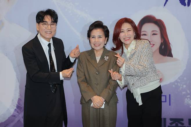 가수 이미자가 4월 세종문화회관 대극장에서 열 자신의 고별 무대 ‘맥을 이음’에 같이 오를 후배로 조항조(왼쪽)와 주현미(오른쪽)를 택했다. 이미자는 5일 서울 상암구에서 기자회견을 열고 “고르고 고른 든든한 후배”라고 애정을 표했다. 사진제공=쇼당이엔티