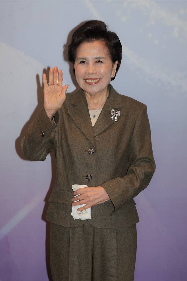 가수 이미자가 4월 26~27일 세종문화회관 대극장에서 가수 활동의 고별 무대인 전통가요 헌정공연 ‘맥을 이음’을 연다고 5일 밝혔다. 이미자는 이날 “시대의 애환을 대변한 전통가요를 기억해달라”고 힘줘 말했다. 사진제공=쇼당이엔티