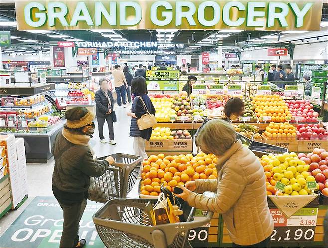 SSM은 신선식품과 즉석조리식품 등 식품 비중을 높이는 전략으로 대형마트·편의점과 차별화에 성공했다. 사진은 지난해 11월 식품 특화 매장 그랑그로서리로 리뉴얼한 롯데슈퍼 도곡점. (롯데쇼핑 제공)