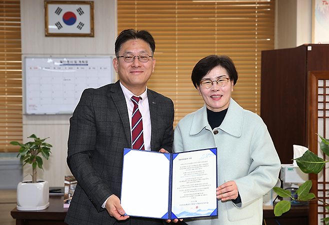 2월28일 최우녕 경륜경주사업본부장(왼쪽)이 국민건강보험공단 광명지사장과 기념사진을 촬영하고 있다. 사진=서울올림픽기념국민체육진흥공단 경륜경정총괄본부 제공