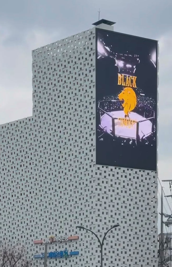 동대문디자인플라자(DDP) 인근 피아비스콤빌딩 전광판 Black Combat: End Game – The Ultimate Galactic Battle 상영 모습. 사진@stonrok 영상 화면