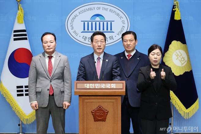 대한민국 시도지사협의회장인 유정복 인천시장이 4일 오후 서울 여의도 국회 소통관에서 분권형 헌법 게정안 관련 기자회견을 하고 있다. 2025.3.4  Copyright (C) 뉴스1. All rights reserved. 무단 전재 및 재배포,  AI학습 이용 금지.