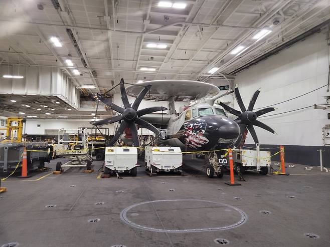 3일 오전 부산 남구 해군작전기지에 입항한 칼빈슨함에는 5세대 스텔스 전투기인 F-35C와 4.5세대 전투기인 슈퍼호넷(F/A-18) 등이 다수 실려 있었다. / 사진=김인한 기자