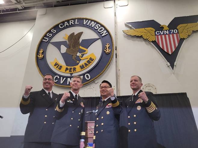 마이클 워시 미국 해군 제1항모강습단장(준장)과 닐 코프로스키 주한미해군사령관(준장), 매튜 토마스 칼빈슨함장(대령), 이남규 한국 해군 해양작전본부장이 3일 부산작전기지에서 열린 언론브리핑에서 기념 촬영을 진행하고 있다. / 사진=김인한 기자