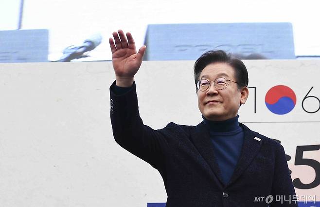 이재명 더불어민주당 대표가 지난 1일 서울 종로구 안국역 인근에서 열린 야5당 공동 내란종식 및 민주헌정수호를 위한 윤석열 파면 촉구 범국민대회에서 인사하고 있다. / 사진제공=뉴시스