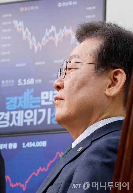 이재명 더불어민주당 대표가 5일 오전 서울 여의도 국회에서 열린 최고위원회의에서 참석자 발언을 듣고 있다. / 사진제공=뉴스1