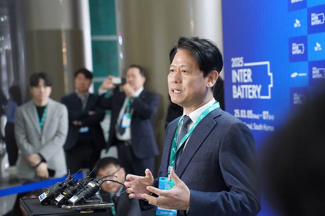 박기수 SK온 R&D 본부장이 5일 개막한 인터배터리2025에서 취재진과 인터뷰하는 모습. /사진=공동취재단