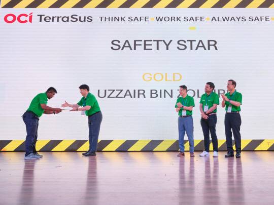 지난달 20일 말레이시아 사라왁주 빈툴루 생산기지에서 열린 안전의 날 행사 ‘세이프티 데이’에서 이우현(왼쪽 두 번째) OCI홀딩스 회장이 모범직원 시상을 하고 있다. OCI홀딩스 제공.