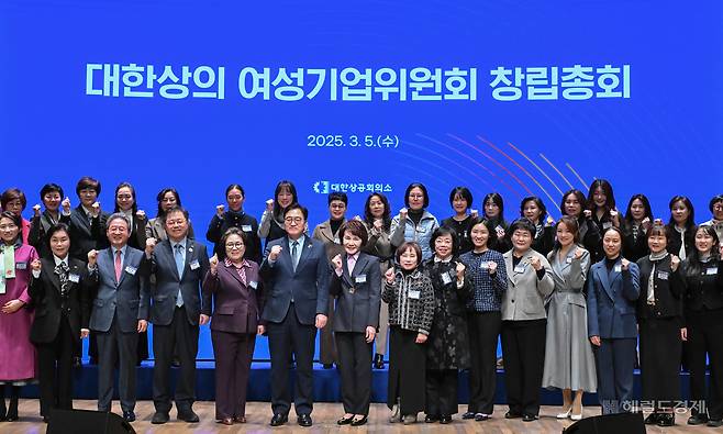 5일 오후 서울 중구 대한상공회의소 국제회의장에서 열린 대한상의 여성기업위원회 창립총회에서 우원식(앞줄 왼쪽 여섯 번째) 국회의장, 박일준(앞줄 왼쪽 네 번째) 대한상의 상근부회장을 비롯한 참석자들이 기념촬영을 하고 있다. 임세준 기자
