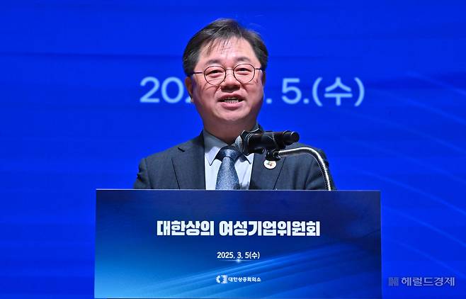 박일준 대한상의 상근부회장이 5일 오후 서울 중구 대한상공회의소 국제회의장에서 열린 대한상의 여성기업위원회 창립총회에서 환영사를 하고 있다. 임세준 기자