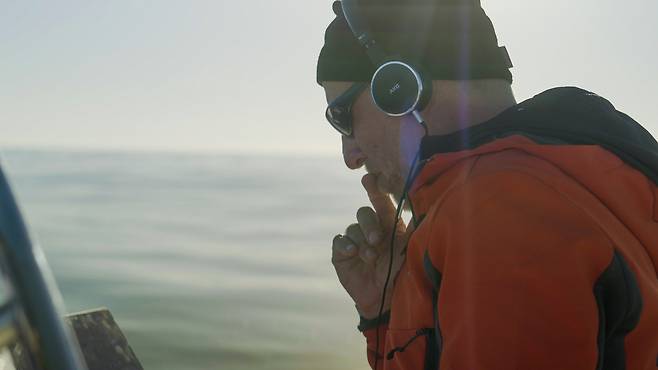 그린피스가 지난 4일 시사회에서 공개한 다큐멘터리 ‘SEAGNAL(씨그널)’의 한 장면.[그린피스 제공]