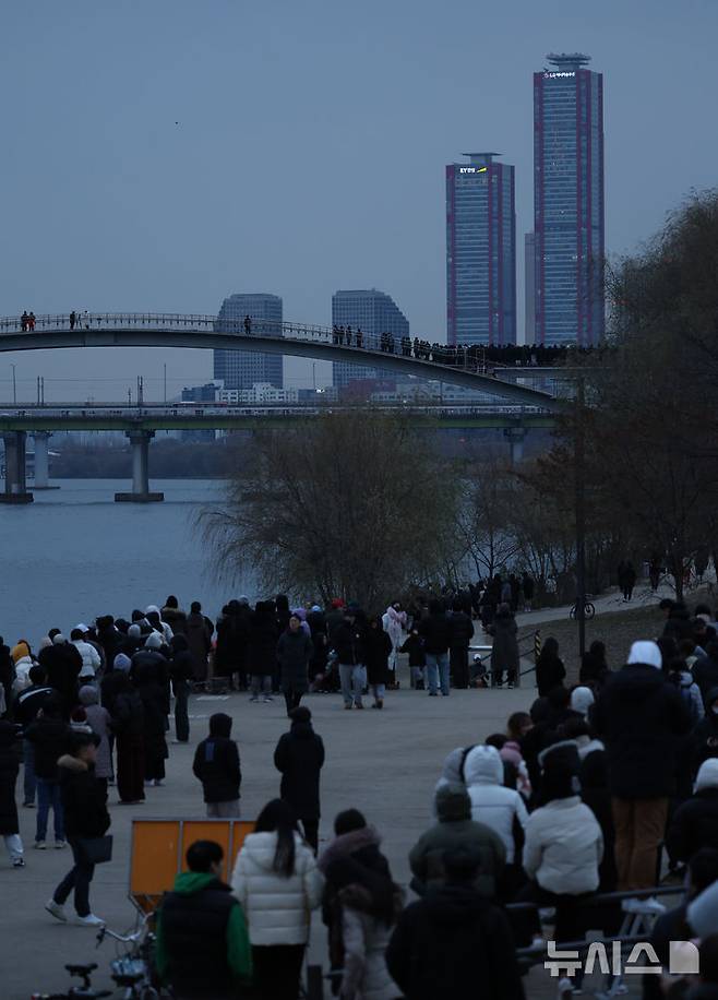 [서울=뉴시스] 김금보 기자 = 2025년 을사년(乙巳年) 새해를 맞은 1일 오전 서울 영등포구 양화 한강공원에서 해맞이객이 해가 떠오르길 기다리고 있다. 2025.01.01. kgb@newsis.com