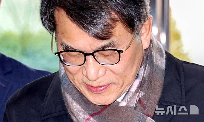 [과천=뉴시스] 김진아 기자 = 노태악 중앙선거관리위원장이 5일 경기 과천 중앙선관위로 들어서고 있다. 2025.03.05. bluesoda@newsis.com