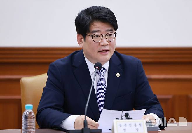 [서울=뉴시스] 조수정 기자 = 권재한 농촌진흥청장이 5일 정부서울청사에서 열린 '국정현안관계장관회의 겸 경제관계장관회의 겸 산업경쟁력강화관계장관회의'에서 발언하고 있다. (대통령실통신사진기자단) 2025.03.05. chocrystal@newsis.com