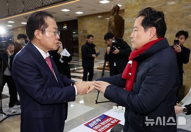 [서울=뉴시스] 조성우 기자 = 홍준표(왼쪽) 대구시장이 5일 오후 서울 여의도 국회에서 마은혁 헌법재판관 후보자 임명에 반대하는 무기한 단식 농성을 하는 박수영 의원을 격려 방문해 인사하고 있다. 2025.03.05. xconfind@newsis.com