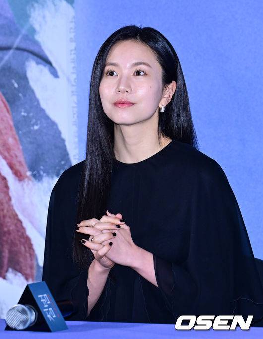 [OSEN=김성락 기자] 5일 오후 서울 용산구 한강대로 CGV 용산아이파크몰에서 영화 ‘침범’ 언론시사회가 열렸다.영화 ‘침범’은 기이한 행동을 하는 딸 소현(기소유)으로 인해 일상이 붕괴되고 있는 영은(곽선영)과 그로부터 20년 뒤 과거의 기억을 잃은 민(권유리)이 해영(이설)과 마주하며 벌어지는 균열을 그린 심리 파괴 스릴러다.배우 이설이 포즈를 취하고 있다. 2025.03.05 / ksl0919@osen.co.kr