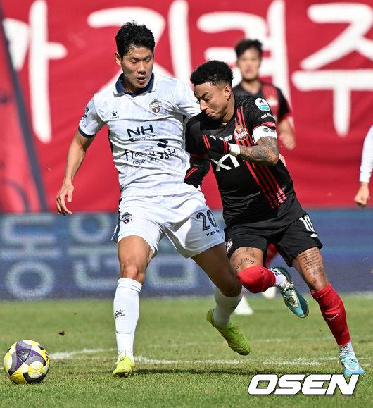 [OSEN=서울월드컵경기장, 민경훈 기자] 3일 서울월드컵경기장에서 하나은행 K리그1 2025 FC서울과 김천상무 FC의 경기가 열렸다.  FC서울은 린가드를, 김천 상무는 이동경을 앞세워 승리를 노린다.&nbsp;전반 FC서울 린가드가 돌파를 시도하고 있다. 2025.03.03 / rumi@osen.co.kr