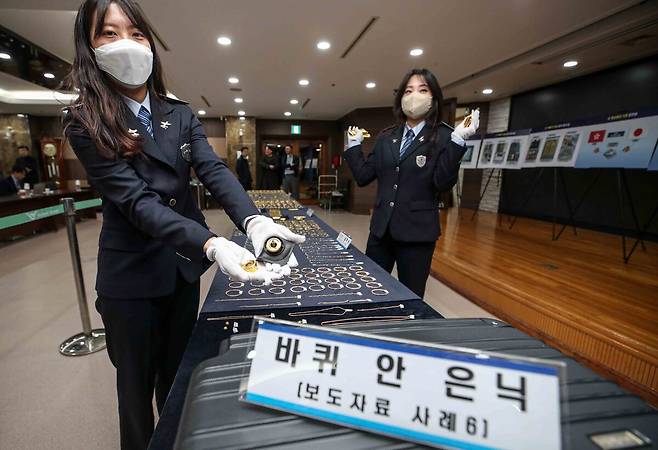 5일 인천시 중구 인천공항세관 수출입통관청사에서 관세청 관계자가 여행용 가방 바퀴에 은닉한 금 밀수품을 보이고 있다.