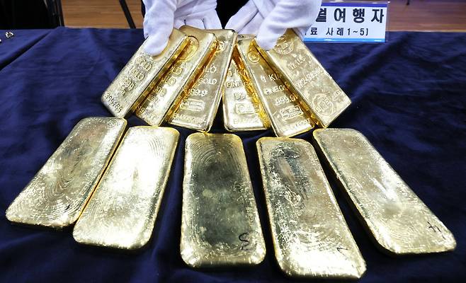 5일 인천시 중구 인천공항세관 수출입통관청사에서 관세청 관계자가 금 밀수 단속 내용을 브리핑하는 가운데 밀반입된 금괴를 보이고 있다.