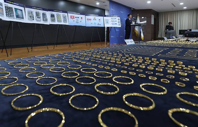 5일 인천시 중구 인천공항세관 수출입통관청사에서 관세청 관계자가 금 밀수 단속 내용을 브리핑하고 있다.