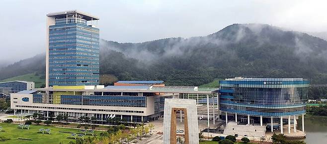 전남도 공무원들이 무더기로 사무관리비를 유용한 혐의로 검찰에 넘겨지자 도청은 뒤숭숭한 분위기다. 도청 본청 직원(2400여명)의 5%인 133명이 무더기로 검찰의 수사를 받아야 할 처지에 놓이면서다. 김영록 전남지사가 미국 샌프란시스코 출장에서 세계 최대 규모(3GW)의 솔라시도 AI슈퍼 클러스터 허브 구축을 위한 투자 유치를 이끌어 낸 여운이 가시기도 전이어서 잔칫집 같았던 도청이 초상집으로 변했다. 전남도청 전경 ⓒ전남도