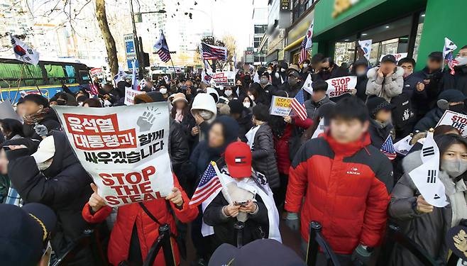 내란 우두머리 혐의로 윤석열 대통령이 체포된 1월18일 서울 마포구 서울서부지법 앞에서 윤 대통령 지지자들이 시위를 하고 있다. ⓒ시사저널 임준선