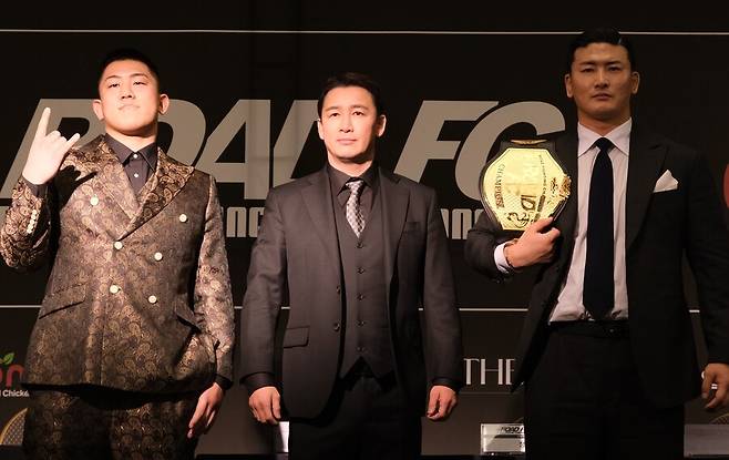 ▲ 왼쪽부터 세키노 타이세이, 정문홍 로드FC 회장, 김태인ⓒ로드FC