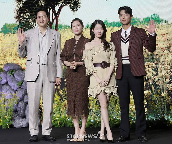 배우 박해준, 문소리, 이지은, 박보검이 5일 오전 서울 영등포구 여의도동 콘래드 서울에서 진행된 넷플릭스 시리즈 '폭싹 속았수다' 제작발표회에 참석해 포즈를 취하고 있다.  '폭싹 속았수다'는 제주에서 태어난 '요망진 반항아' 애순이(아이유 분)와 '팔불출 무쇠' 관식이(박보검 분)의 모험 가득한 일생을 사계절로 풀어낸 넷플릭스 시리즈다. 오는 7일 공개. 2025.03.05 /사진=김창현 chmt@