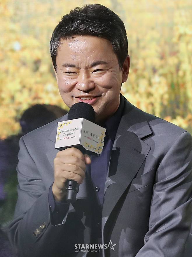 김원석 감독이 5일 오전 서울 영등포구 여의도동 콘래드 서울에서 진행된 넷플릭스 시리즈 '폭싹 속았수다' 제작발표회에 참석해 인사말을 하고 있다.  '폭싹 속았수다'는 제주에서 태어난 '요망진 반항아' 애순이(아이유 분)와 '팔불출 무쇠' 관식이(박보검 분)의 모험 가득한 일생을 사계절로 풀어낸 넷플릭스 시리즈다. 오는 7일 공개. 2025.03.05 /사진=김창현 chmt@