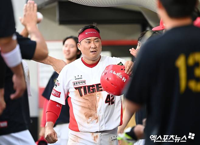 KIA 타이거즈 포수 김태군이 지난해 정규시즌 경기에서 득점 후 동료들과 하이파이브하고 있다. 엑스포츠뉴스 DB