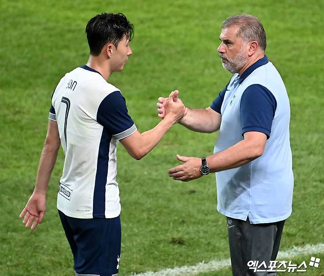 독일 최고 명문 바이에른 뮌헨 러브콜을 받는 것으로 알려진 손흥민에 대해 토트넘은 일단 방출 리스트에는 그를 올려놓지 않는 등 동행할 생각이 있는 것으로 보인다. 풋볼 런던에서 토트넘 전문기자로 활동하고 있는 알레스데어 골드는 지난 4일 토트넘 방출리스트 7명을 뽑아냈는데 히샬리송, 이브 비수마, 세르히오 레길론, 프레이저 포스터 등이 포함됐으나 손흥민은 없는 것으로 드러났다. 엑스포츠뉴스DB