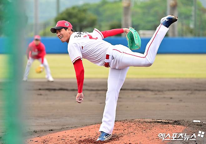 24일 오전 일본 오키나와 고친다 구장에서 진행된 SSG 랜더스 스프링캠프, SSG 김광현이 라이브 피칭에 임하고 있다. 엑스포츠뉴스 DB