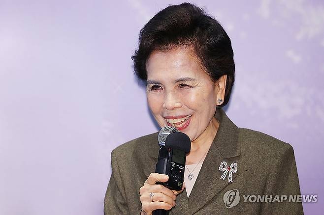 데뷔 66주년 맞은 이미자 (서울=연합뉴스) 진연수 기자 = 가수 이미자가 5일 오후 서울 마포구 스탠포드 호텔에서 열린 전통가요 헌정 공연 '맥을 이음' 기자간담회에서 인사말을 하고 있다. 2025.3.5 jin90@yna.co.kr