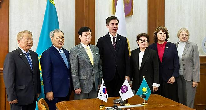 남양주 현대병원-카자흐스탄 국립의대 업무 협약 (남양주=연합뉴스) 김부섭 현대병원장(왼쪽 세 번째)과 카자흐스탄 국립의대 관계자들이 업무협약을 체결한 뒤 기념 촬영을 하고 있다. 2025.3.5 [현대병원 제공. 재판매 및 DB 금지]
