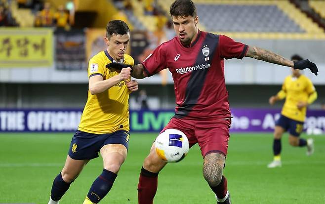 볼을 다투는 광주 아사니(왼쪽)와 비셀 고베 마테우스 툴레르 [AFC 홈페이지 캡처. 재판매 및 DB 금지]