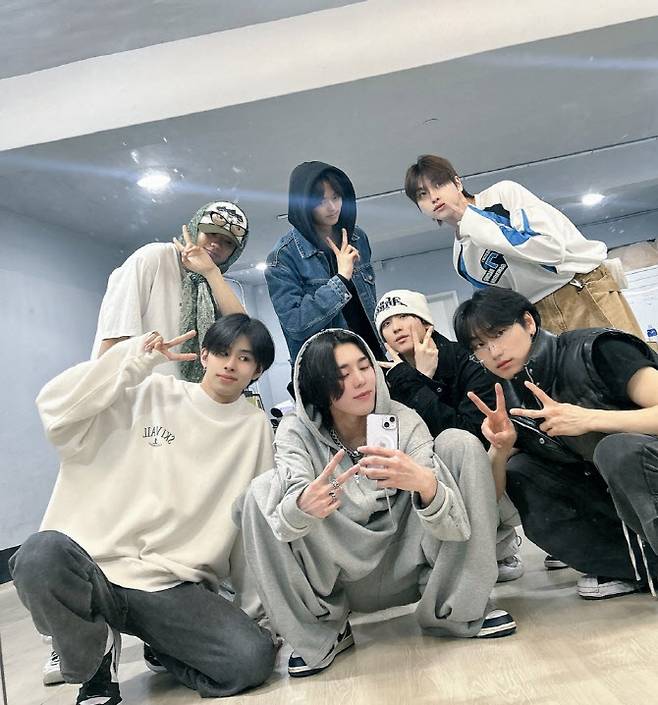 4월 프리 데뷔를 앞둔 스윗치 멤버들(사진=디엔에이엔터테인먼트)