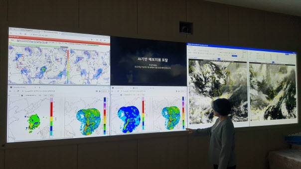 제주 서귀포시 국립기상과학원에서 이혜숙 국립기상과학원 인공지능연구과장이 AI 초단기 강수 예측 모델을 시연하고 있다(사진=기상청)