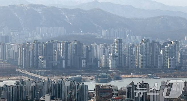 서울 중구 남산에서 바라본 서초·강남권 아파트 일대. 2025.3.3/뉴스1 ⓒ News1 김성진 기자